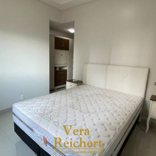 APARTAMENTO 1 SU�TE + 2 QUARTOS - MEIA PRAIA