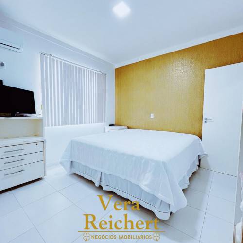 Apartamento com rea externa  150m do mar 