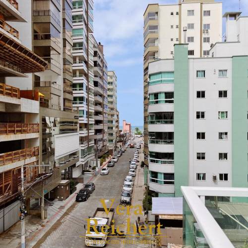 Apartamento com rea externa  150m do mar 