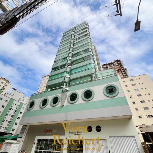 Apartamento com rea externa  150m do mar 