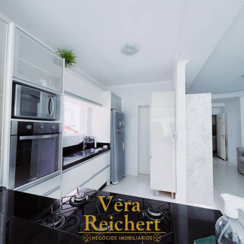Apartamento com rea externa  150m do mar 