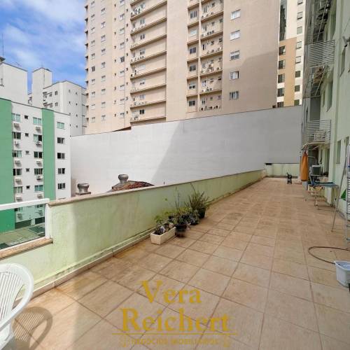 Apartamento com rea externa  150m do mar 