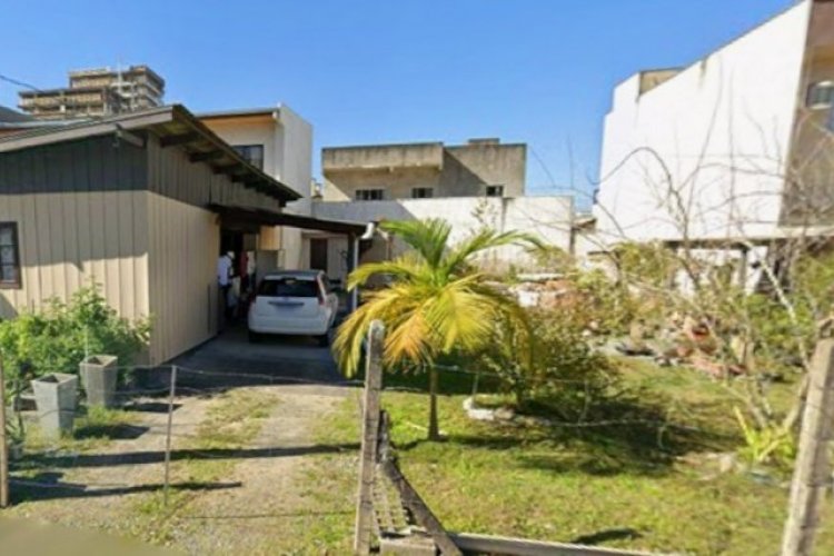 TERRENO C/ CASA DE MADEIRA