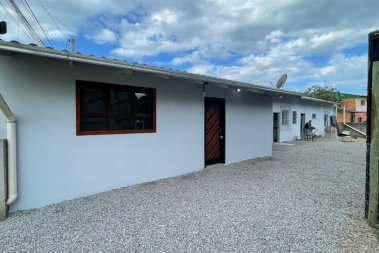 CASA 2 QUARTOS EM PORTO BELO