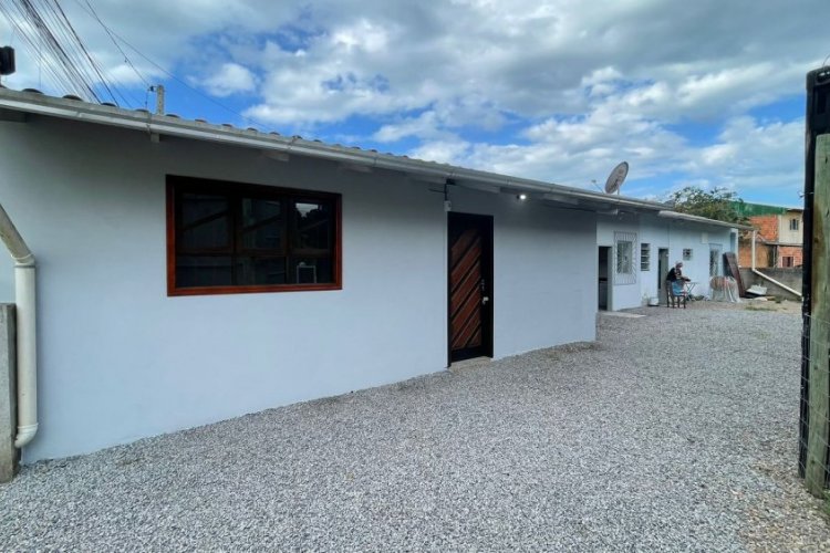 CASA 2 QUARTOS EM PORTO BELO